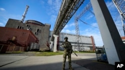 Військовий РФ на території Запорізької атомної електростанції. Архівне фото AP