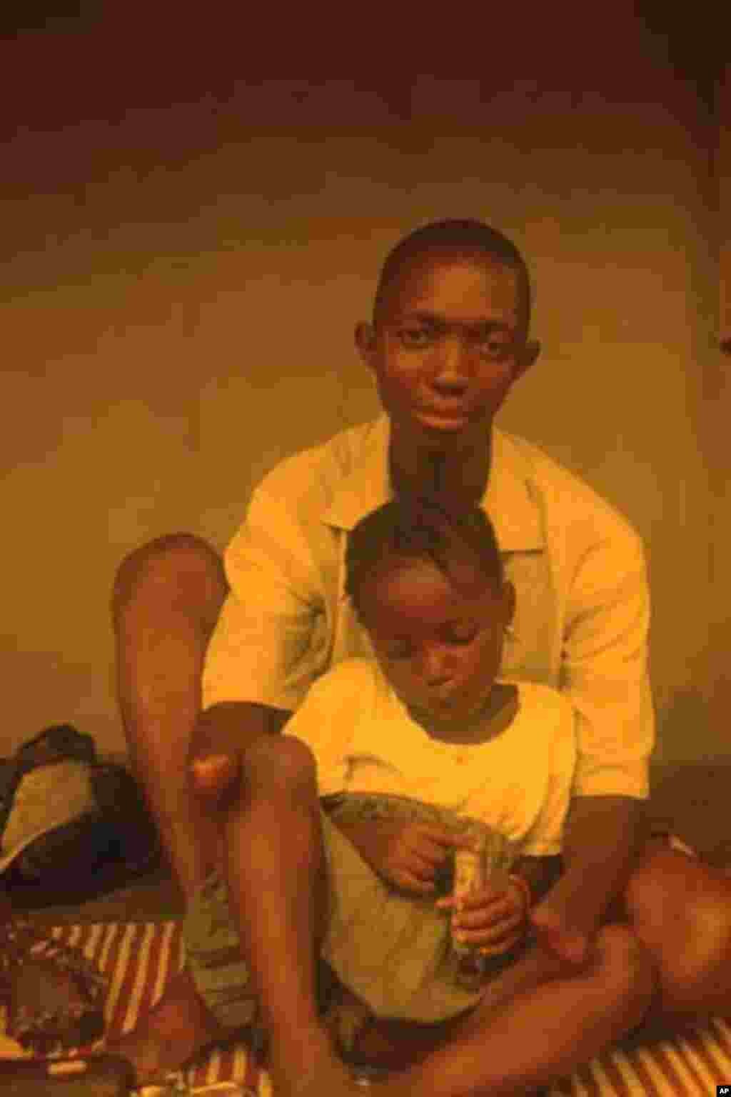 A father and his daughter at a refugee camp in Guinea, 2000. (N. Barge/VOA)