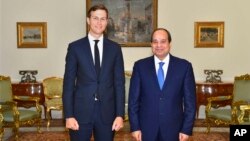 Jared Kushner (i bubamfu) m'urugendo mu gihugu ca Misiri, na Prezida Abdel-Fattah el-Sissi wa Misiri (i buryo)