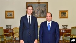 Presiden Mesir Abdel-Fattah el-Sissi (kanan) berfoto bersama penasihat Gedung Putih Jared Kushner, di Kairo, Mesir, Rabu, 23 Agustus 2017. (Foto: MENA via AP)