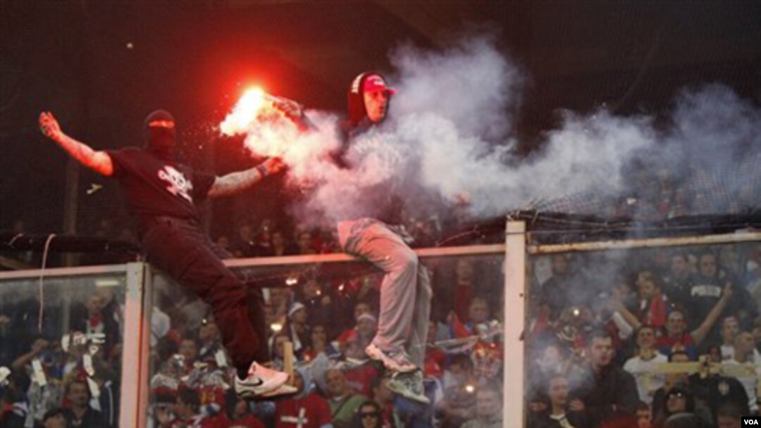 Italia diberi kemenangan 3-0 atas Serbia oleh UEFA setelah pertandingan kualifikasi Euro 2012 antar kedua tim awal bulan ini harus dihentikan karena pendukung Serbia melempar kembang api dan petasan ke lapangan.