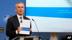 Glavni tajnik NATO-a Jens Stoltenberg predstavlja godišnje izvješće NATO-a za 2023. tijekom medijske konferencije u sjedištu NATO-a u Bruxellesu, četvrtak, 14. ožujka 2024. (AP Photo/Virginia Mayo)