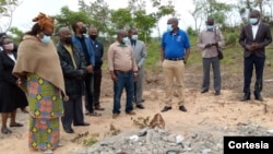 Membros da Renamo olham para o que restou do memorial, Manica, Moçambique