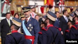 Raja Spanyol Felipe memperhatikan parade militer dalam Hari Nasional Spanyol, Madrid, 12 Oktober 2017. 