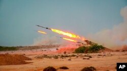 La Guardia Revolucionaria Iraní lanza un misil en medio de unas maniobras militares realizadas el 28 de julio de 2020, según informaciones de la estatal Sepahnews. 