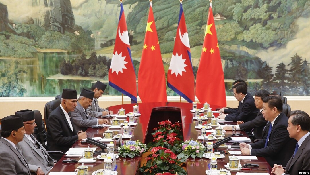 Presiden China Xi Jinping (kedua dari kanan) bertemu PM Nepal Khadga Prasad Sharma Oli (kedua dari kiri) di Beijing, Senin (21/3).