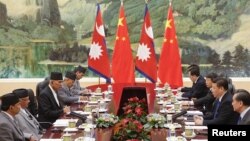 Presiden China Xi Jinping (kedua dari kanan) bertemu PM Nepal Khadga Prasad Sharma Oli (kedua dari kiri) di Beijing, Senin (21/3).