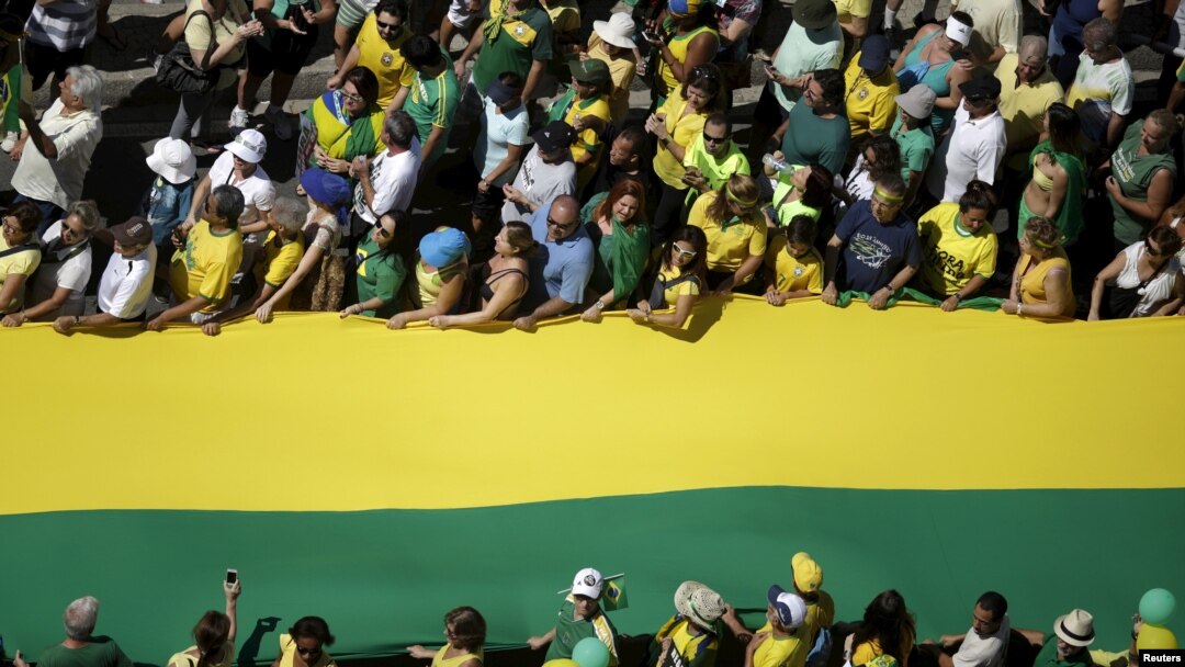 Para demonstran dalam protes terhadap Presiden Brazil Dilma Rousseff di Copacabana, Rio de Janeiro (16/8). (Reuters/Ricardo Moraes)