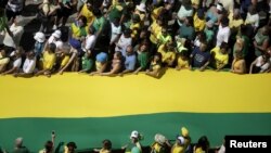 Para demonstran dalam protes terhadap Presiden Brazil Dilma Rousseff di Copacabana, Rio de Janeiro (16/8). (Reuters/Ricardo Moraes)