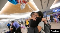 La venezolana Victoriana Loaiza se reúne con su pareja, Jhonny Rosales, después de su llegada desde la Ciudad de México al Aeropuerto Internacional de Orlando en Orlando, Florida, el 31 de octubre de 2022. REUTERS/Phelan M. Ebenhack