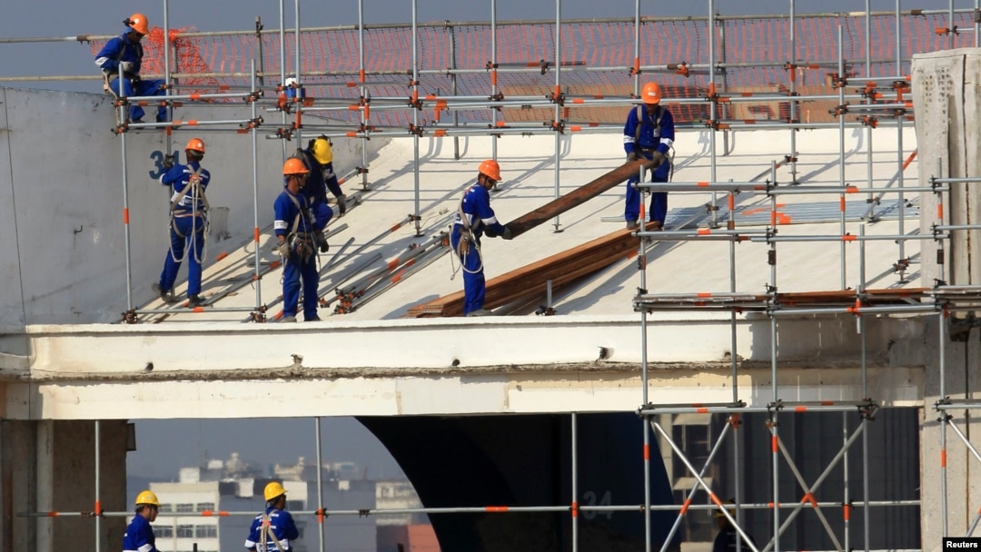 Pekerja merenovasi Stadion Maracana di Rio de Janeiro (21/11/ 2011). Kejuaraan Piala Dunia sebelumnya di Afrika Selatan menelan biaya $4 miliar dan biaya Piala Dunia di Brazil diperkirakan mencapai $13 miliar. 