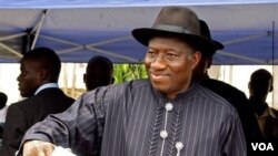 Presiden Nigeria Goodluck Jonathan datang untuk mencoblos di Otuoke, Sabtu (16/4).