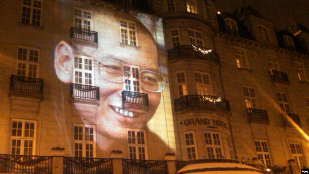 2010年12月10日,为刘晓波缺席颁发诺贝尔和平奖之夜,他的形象投映在举行诺和奖晚宴的奥斯陆大酒店的正面外墙上(美国之音王南拍摄)