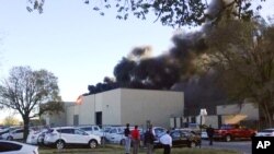 Asap hitam membubung ke udara di bandara Mid-Continent, Wichita, Kansas, tempat sebuah pesawat jatuh (30/10). (Foto: KAKE NEWS)