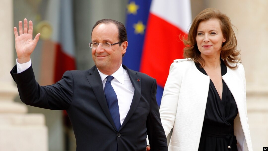 Tổng thống Pháp và bà Valerie Trierweiler rời Ðiện Elysee