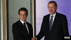 Presiden Perancis Nicolas Sarkozy (kiri) dan PM Turki Recep Tayyip Erdogan setelah pertemuan di Ankara, Jumat (25/2).