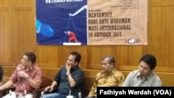 Diskusi dan media briefing mengenai melihat kebijakan hukuman mati 2017 di Indonesia di Jakarta Minggu (8/10). Dari kiri ke kanan, Direktur Eksekutif ICJR Supriyadi W. Eddyono, Staf Ahli Deputi V bidang politik, hukum dan HAM kantor Staf Ahli Presiden Ifdal Kasim Rektor UKI Maruarar Siahaan dan Erasmus A.T. Napitupulu. (Fathiyah/VOA) 