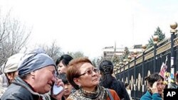 Kyrgyzstan mourners in front of the country's White House, 13 Apr 2010