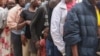 ARCHIVO - Un grupo de personas hace fila para recibir comida en un refugio para familias desplazadas en la comunidad de Kenscoff de Port-au-Prince, Haití, el 3 de febrero de 2025.