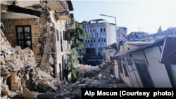 17 yaşındaki Alp Macun, deprem sonrasında 16 yaşındayken gittiği Hatay’da tam 2 buçuk ay yardım çalışmalarına bizzat katılmış. Alp Macun'un deprem sonrası çektiği fotoğraflardan bir kare.