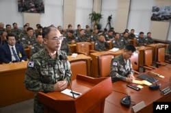 10일 한국 국회 국방위원회에 출석한 곽종근 육군 특수전사령관이 의원의 질의에 답하고 있다.