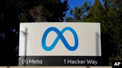 ARCHIVO - El logotipo de Meta se ve en un cartel en la sede de la empresa en Menlo Park, California, el 9 de noviembre de 2022.