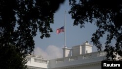 Bendera setengah tiang berkibar di Gedung Putih, Washington D.C., 27 Agustus 2018, untuk menghormati Senator John McCain yang wafat hari Sabtu, 25 Agustus 2018. (Foto: dok). 