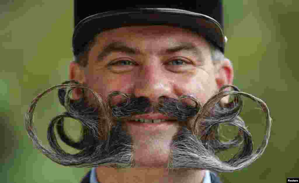 داڑھی اور مونچھوں کے بالوں کو ایسے تراشا گیا کہ دیکھنے والا دیکھتا ہی رہ جائے