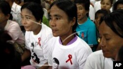 HIV/AIDS ဝေဒနာရှင်များအားကူညီ စောင့်ရှောက်ရေးပညာပေးဆောင်ရွက်နေသူ အမျိုးသားဒီမိုကရေစီအဖွဲ့ချုပ် ပါတီဝင်များ။