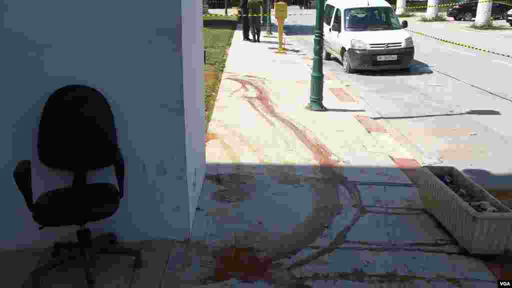 Des traces du sang encore visibles dans les rues un jour après l'attaque sur le musée de Tunis, jeudi mars 19 2015. (Mohamed Krit / VOA)