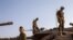 FILE - Wanajeshi wa Israeli wakiwa wanashughulika vifaru vya kivita katika minima ya Golan Heights karibu na mpaka wa Syria, jirani na mpaka wa Lebanon, Julia 28, 2020. 