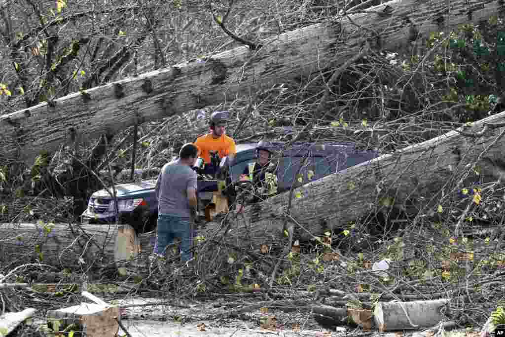 La tormenta causó cortes de energía generalizados y derribó varios árboles que provocaron la muerte de al menos dos personas. 