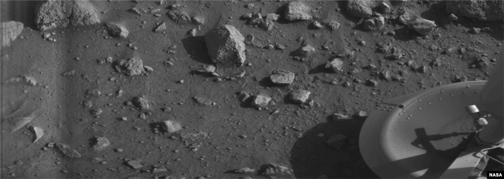 Первое изображение Марса, 20 июля 1976 Ровно через семь лет после высадки первого человека на Луну, был сделан первый в истории снимок поверхности Марса. Фотография была сделана автоматической марсианской станцией &laquo;Викинг-1&raquo; через несколько минут после приземления. В углу можно заметить посадочную опору аппарата. 📸: NASA