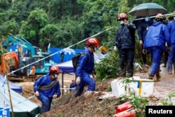 Petugas penyelamat bekerja di lokasi jatuhnya pesawat China Eastern Airlines Boeing 737-800 dari Kunming ke Guangzhou, di Wuzhou, Daerah Otonomi Guangxi Zhuang, China, 24 Maret 2022. (Foto: REUTERS/Carlos Garcia Rawlins)