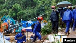 2022年3月24日，在东方航空公司一架从昆明飞往广州的波音737-800客机坠毁在中国广西壮族自治区的梧州后，救援人员在现场工作。（路透社）