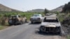Vista de vehículos calcinados a ambos lados de una carretera en la localidad cisjordana de al-Mughayyir, el 13 de abril de 2024.