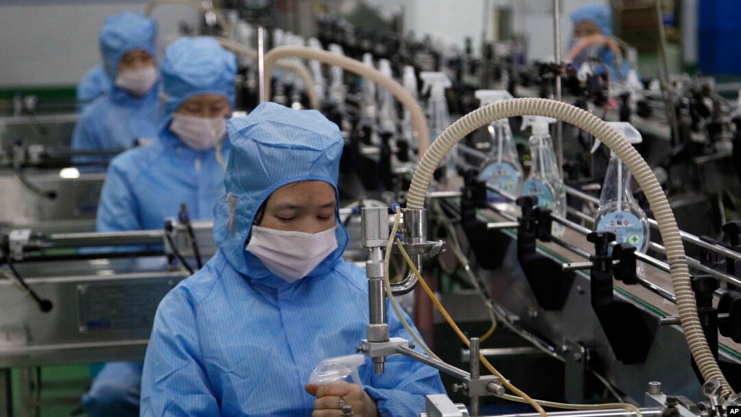 Pekerja Pabrik Sabun Ryongaksan membuat disinfektan di Pyongyang, Korea Utara, Kamis, 19 Maret 2020. (Foto: AP)