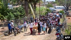 Hombres cargan el ataud con los restos de uno de los mineros que murieron tras un derrumbe en una mina ilegal de oro en el sur de Venezuela. 