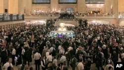 Commuters crowd the Grand Central Terminal in New York, May 15, 2018. 