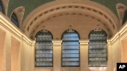 Commuters crowd the Grand Central Terminal in New York, May 15, 2018. 