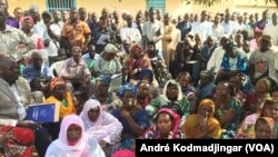 Les fonctionnaires tchadiens en assemblée générale dans leur quartier général à N’Djamena, le 24 février 2018. (VOA/André Kodmadjingar)