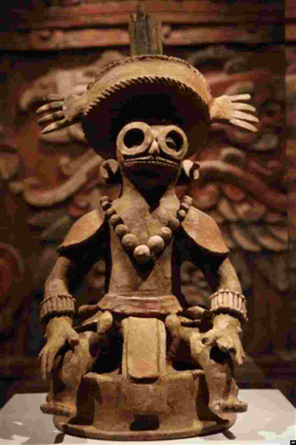 Una de las piezas en la exhibici&oacute;n, "Maya 2012: los caballeros del tiempo", es una tapa de incensario de cer&aacute;mica con la imagen de uno de los fundadores.