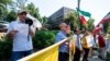 تجمع اعتراضی در برابر یکی از مراکز رای‌گیری انتخابات ریاست جمهوری ایران در سندی اسپرینگز،‌ ایالت جورجیا (جمعه ۲۸ خرداد) 