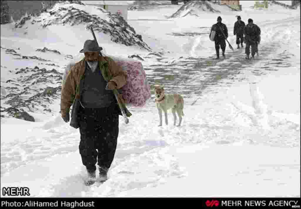 زلزله زدگان آذربایجان هنوز در چادر و کانتینر به سر می برند.