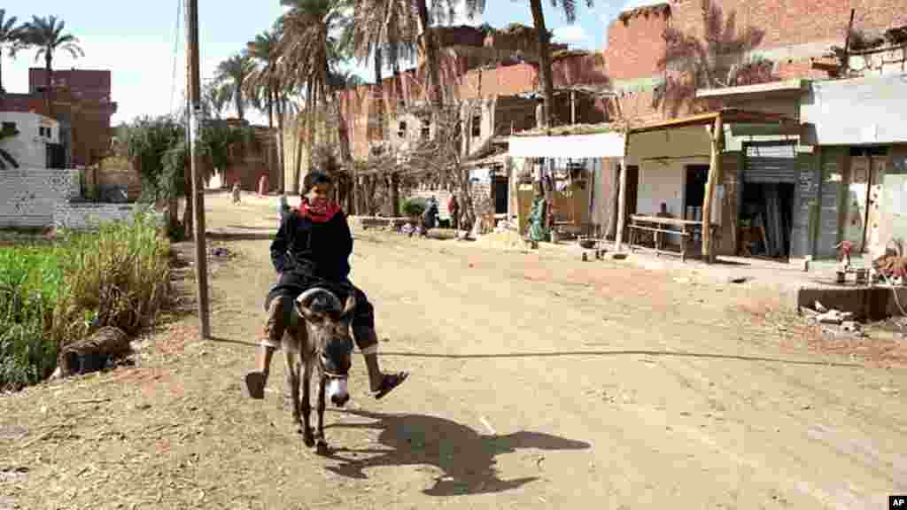 The entrance to Kafr Torky, largely spared the unrest, but hoping to benefit from a changing Egypt, February 13, 2011 (VOA photo - E. Arrott)