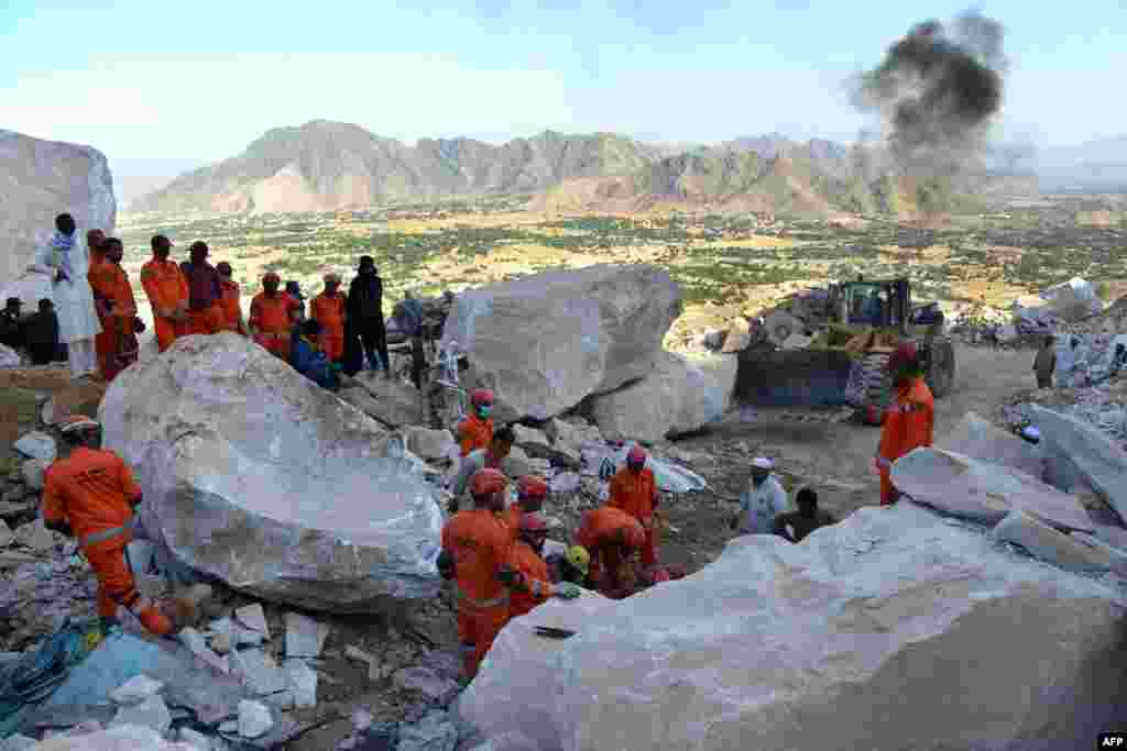 파키스탄 북서부에 위치한 카이버-프르툰크화(Khyber-Pakhtunkhwa) 광산에서 산사태로 광부 18명이 숨지고 수십 명이 실종됐다.