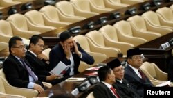 Anggota dewan saat mendengarkan Presiden Joko Widodo membacakan pidato Nota Keuangan RAPBN 2017 di Gedung DPR/MPR, Senayan, Jakarta, Indonesia, 16 Agustus, 2016. (Foto: REUTERS/Beawiharta)