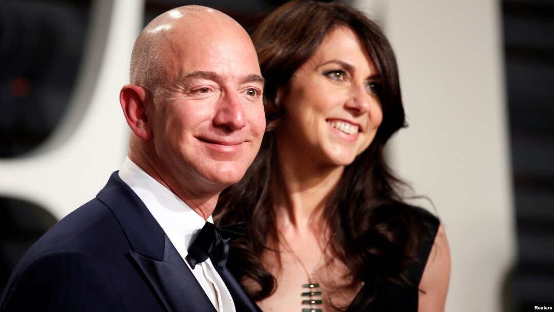 Pendiri Amazon Jeff Bezos dan istrinya MacKenzie Bezos sebelum bercerai, saat menghadiri pesta penghargaan Academy Awards di Beverly Hills, California, 2 Februari 2017.