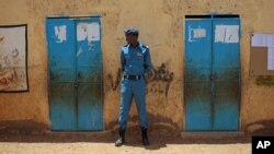 Un membre de la sécurité soudanaise monte la garde débout à l'extérieur d'un bureau de vote, au deuxième des élections présidentielle et législatives à Khartoum, Soudan, le 14 avril 2015.