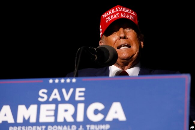 El expresidente de EEUU Donald Trump durante un acto de campaña para las elecciones de medio término en Latrobe, Pensilvania, el 5 de noviembre de 2022.
